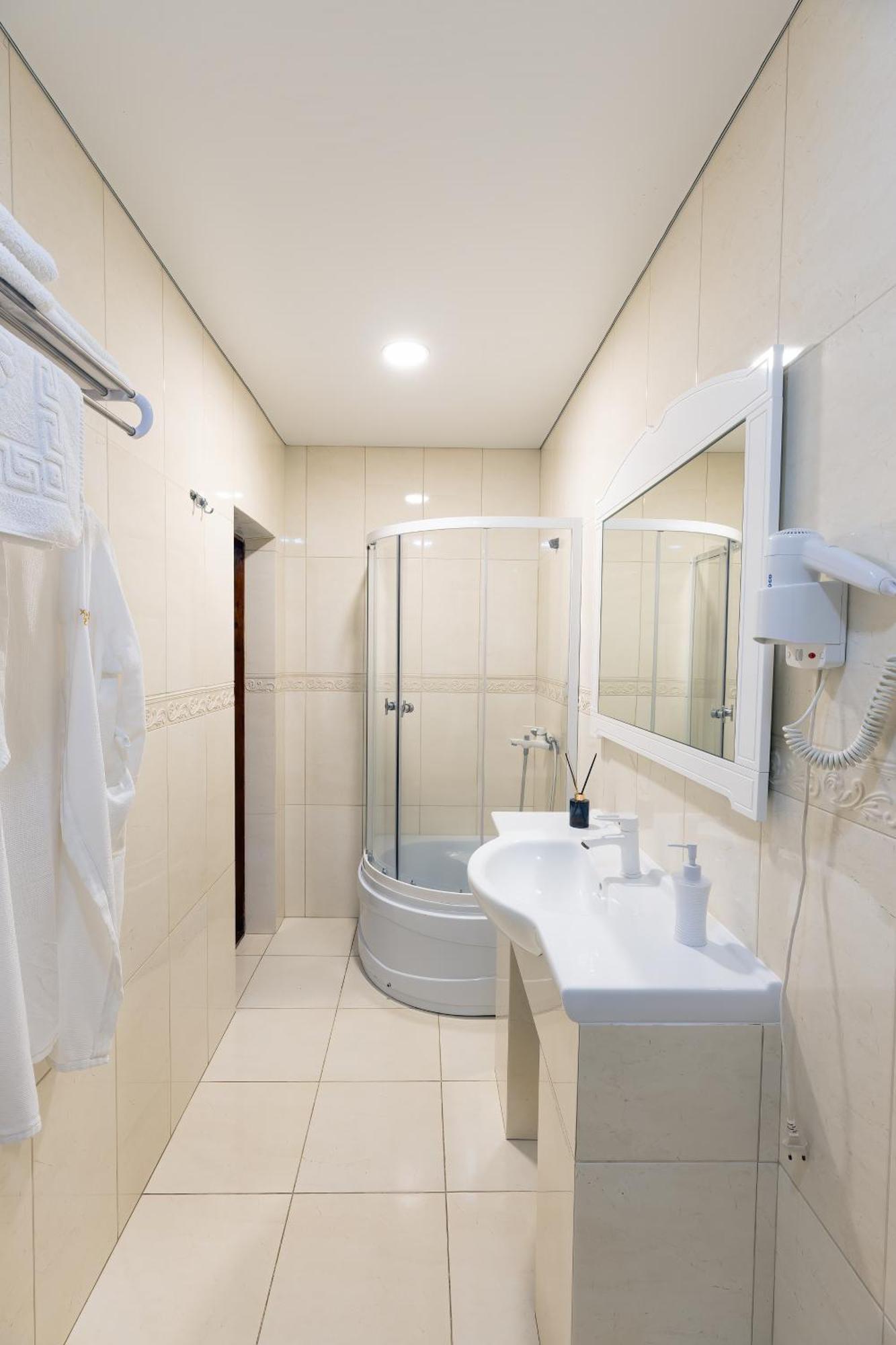 Sv Hotel, Restaurant & Airport Parking Todiresti  외부 사진