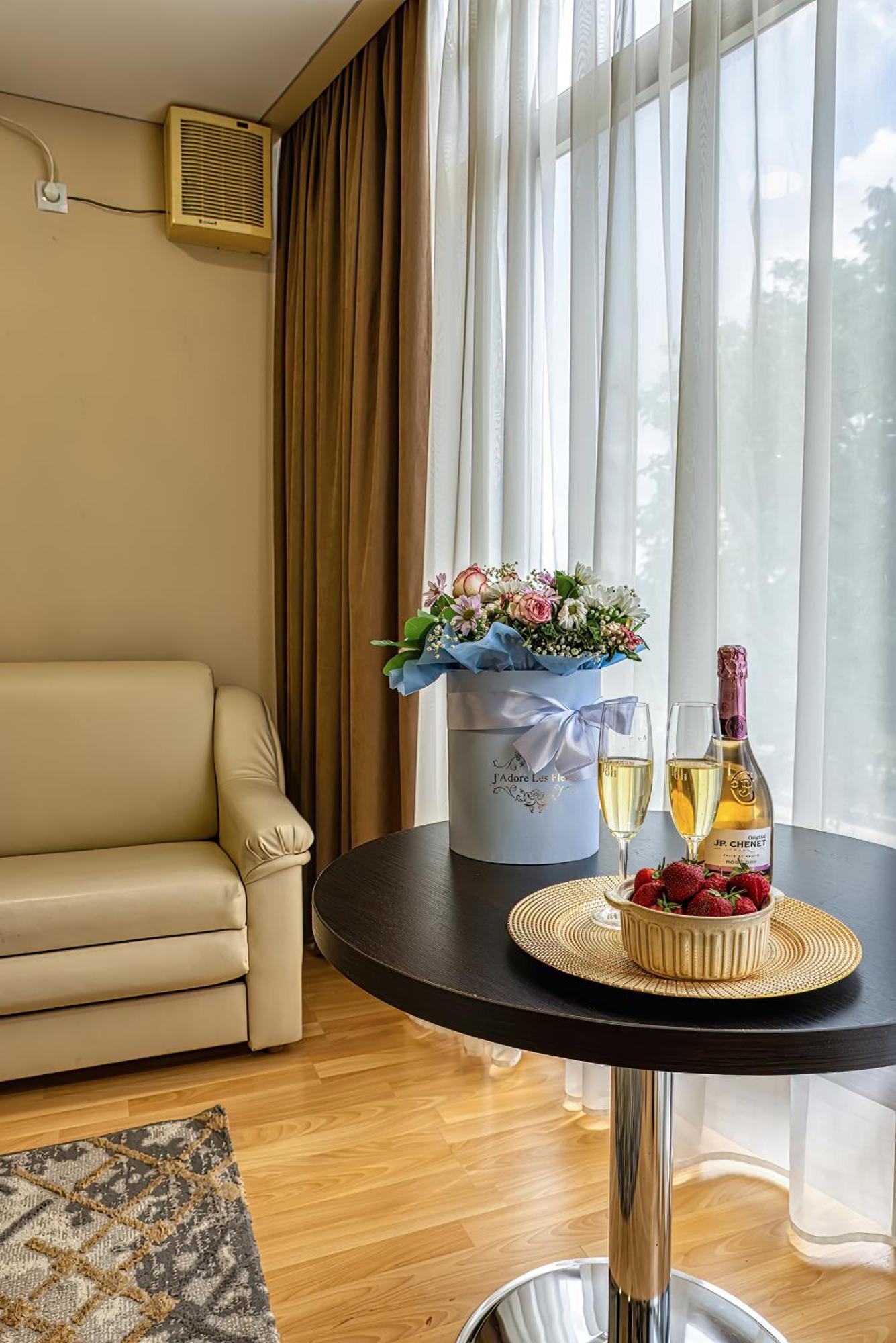 Sv Hotel, Restaurant & Airport Parking Todiresti  외부 사진