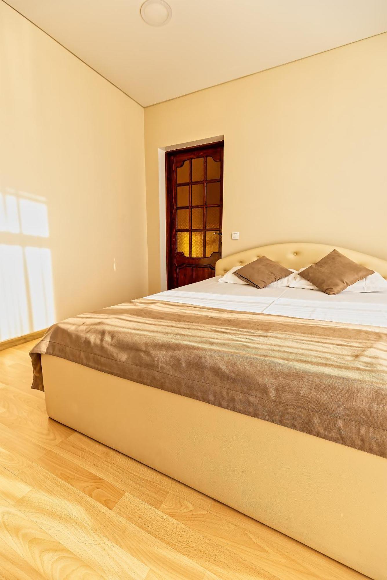 Sv Hotel, Restaurant & Airport Parking Todiresti  외부 사진